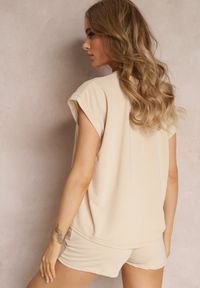 Renee - Beżowy 2-częściowy Komplet Dresowy z Szortami i T-shirtem Nariko. Kolor: beżowy. Materiał: dresówka. Wzór: napisy #4