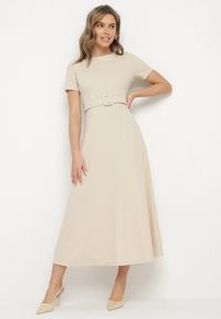 Born2be - Beżowa Rozkloszowana Sukienka Ozdobiona Paskiem Desianna. Okazja: na co dzień. Kolor: beżowy. Wzór: aplikacja. Typ sukienki: proste. Styl: klasyczny, casual, elegancki #4