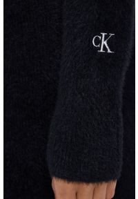 Calvin Klein Jeans Sukienka z domieszką wełny kolor czarny mini prosta. Okazja: na co dzień. Typ kołnierza: golf. Kolor: czarny. Materiał: wełna. Długość rękawa: długi rękaw. Typ sukienki: proste. Styl: casual. Długość: mini #6