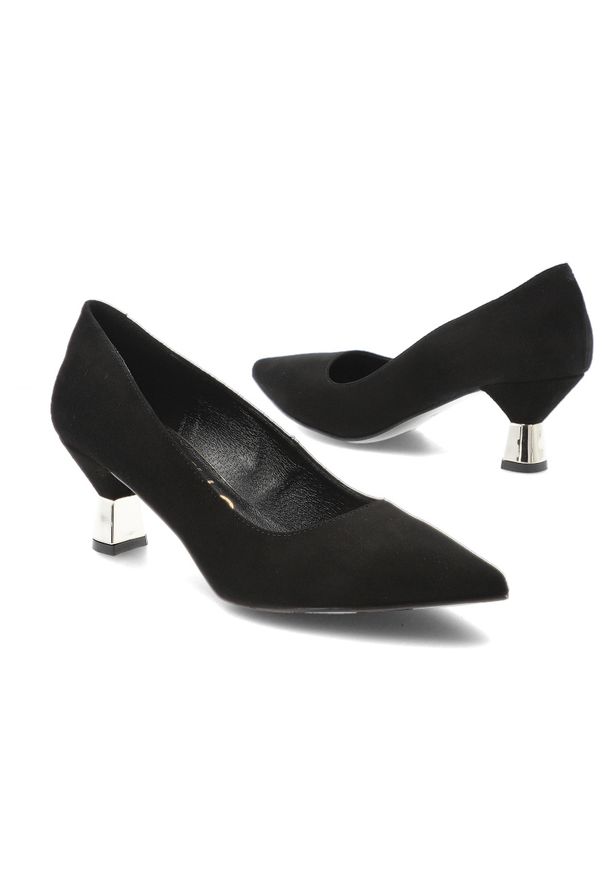 CheBello - Czółenka damskie Chebello, zamszowe skórzane na słupku z noskiem w szpic eleganckie, czarne, 4852. Kolor: czarny. Materiał: zamsz, skóra. Wzór: geometria. Obcas: na słupku, na obcasie. Styl: elegancki, klasyczny, wizytowy. Wysokość obcasa: niski