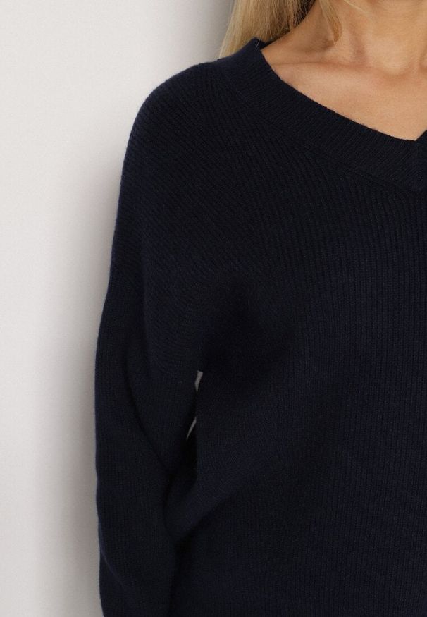 Born2be - Granatowy Sweter z Domieszką Kaszmiru z Dekoltem w Serek Feralaine. Okazja: na co dzień, na spotkanie biznesowe. Typ kołnierza: dekolt w serek. Kolor: niebieski. Materiał: kaszmir. Styl: klasyczny, casual, biznesowy, elegancki