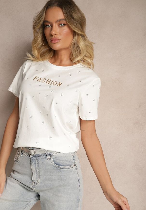 Renee - Biały Bawełniany T-shirt Ozdobiony Napisem i Cyrkoniami Nalavenna. Okazja: na co dzień. Kolor: biały. Materiał: bawełna. Wzór: napisy, aplikacja. Styl: casual