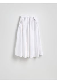 Reserved - Rozkloszowana spódnica z kieszeniami - biały. Kolor: biały. Materiał: tkanina, bawełna. Wzór: gładki