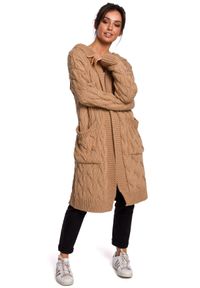 Polskie swetry - Długi ciepły sweter kardigan z warkoczowym splotem i kieszeniami. Okazja: na co dzień. Typ kołnierza: kaptur. Materiał: jeans, materiał, akryl. Długość rękawa: długi rękaw. Długość: długie. Wzór: ze splotem. Styl: casual, elegancki #1