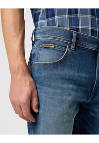 Wrangler - WRANGLER TEXAS SHORTS MĘSKIE SZORTY JEANSOWE HARE 112350867. Materiał: jeans