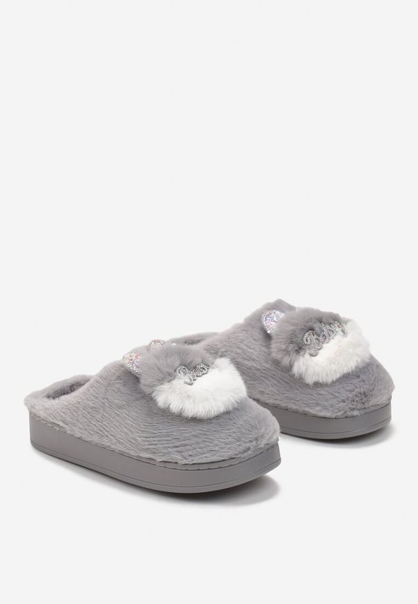 Born2be - Szare Wsuwane Kapcie na Płaskiej Podeszwie z Aplikacją 3D w Kształcie Króliczka z Cyrkoniami Pottira. Zapięcie: bez zapięcia. Kolor: szary. Wzór: aplikacja. Obcas: na płaskiej podeszwie