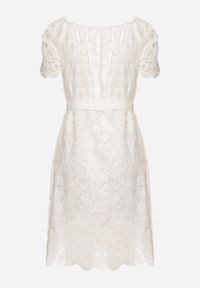 Born2be - Biała Koronkowa Sukienka z Bawełną Ozdobiona Paskiem z Perełkami i Cyrkoniami Nerevin. Okazja: na imprezę, na co dzień. Kolor: biały. Materiał: koronka, bawełna. Wzór: aplikacja. Typ sukienki: proste. Styl: casual, klasyczny #7