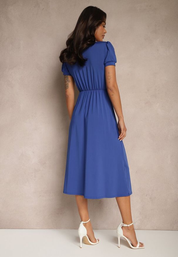 Renee - Niebieska Rozkloszowana Sukienka z Wiskozą Koktajlowa z Poduszkami w Ramionach Mimiza. Okazja: na imprezę. Typ kołnierza: dekolt w kształcie V. Kolor: niebieski. Materiał: wiskoza. Długość rękawa: krótki rękaw. Sezon: lato. Typ sukienki: rozkloszowane. Styl: wizytowy