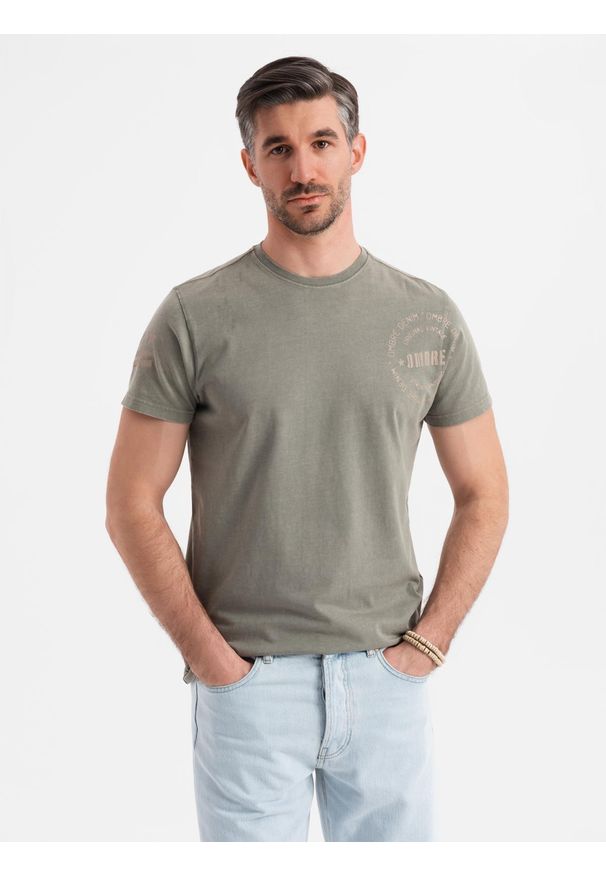 Ombre Clothing - Bawełniana męska koszulka z nadrukiem w militarnym stylu – jasnooliwkowa V2. Okazja: na co dzień. Kolor: oliwkowy. Materiał: bawełna. Wzór: moro, nadruk. Styl: militarny