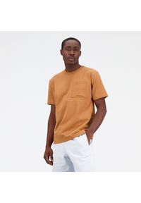 Koszulka męska New Balance MT23567TOB – brązowe. Kolor: brązowy. Materiał: materiał, bawełna. Wzór: napisy