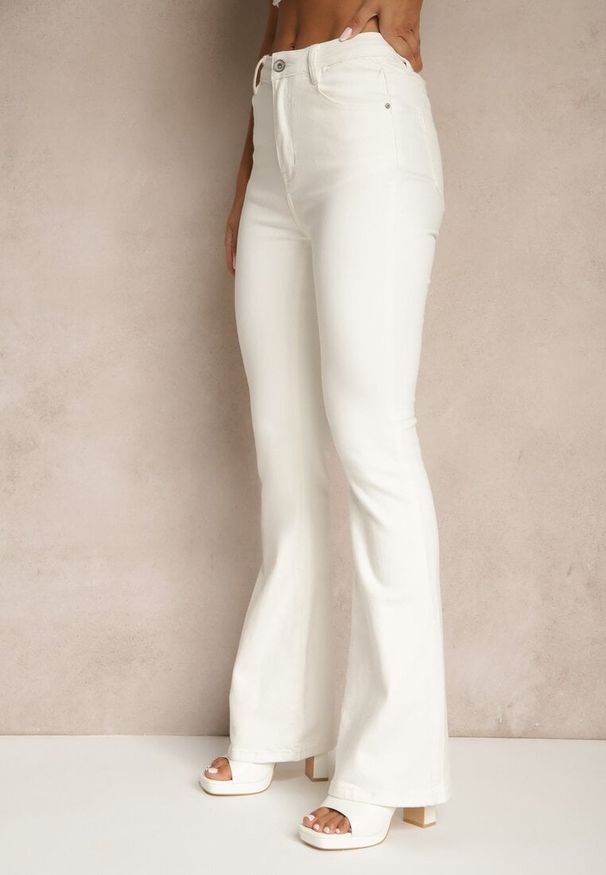 Renee - Białe Bawełniane Jeansy Typu Dzwony Tilaira. Okazja: na co dzień. Kolor: biały. Styl: klasyczny, casual
