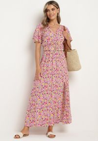 Born2be - Różowa Wiskozowa Sukienka z Kopertowym Dekoltem i Gumką w Pasie z Paskiem i Rozcięciem Vikama. Okazja: na spacer, na imprezę. Typ kołnierza: dekolt kopertowy. Kolor: różowy. Materiał: wiskoza. Typ sukienki: kopertowe. Styl: elegancki #1