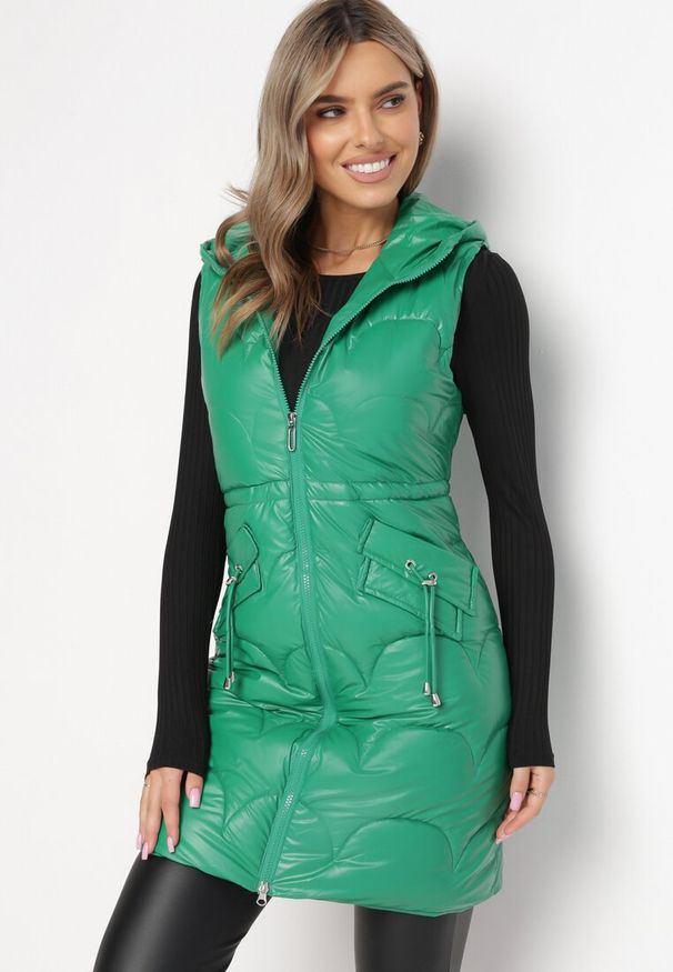 Born2be - Zielona Pikowana Kamizelka Bezrękawnik z Kapturem Zapinana na Zamek Amitri. Typ kołnierza: kaptur. Kolor: zielony. Długość rękawa: bez rękawów