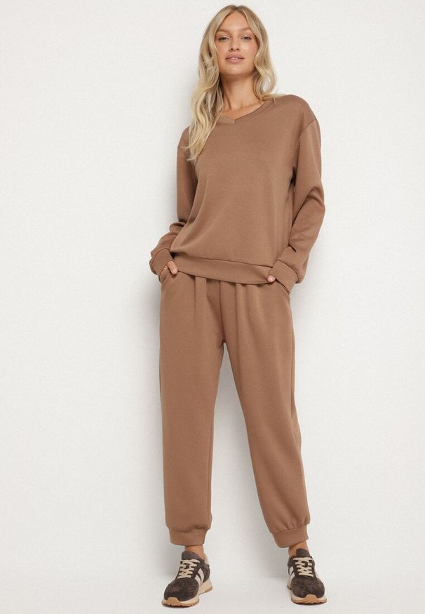 Born2be - Ciemnobeżowy Komplet Dresowy z Bawełną Bluza i Spodnie ze Ściągaczami Anirrive. Kolor: beżowy. Materiał: dresówka, bawełna