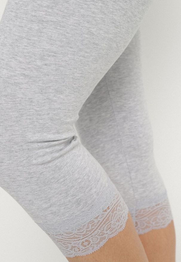 Born2be - Szare Legginsy Bawełniane z Elastyczną Gumką i Koronką na Nogawkach Efrine. Okazja: na co dzień, na spacer. Kolor: szary. Materiał: bawełna, koronka. Wzór: koronka. Styl: elegancki, casual