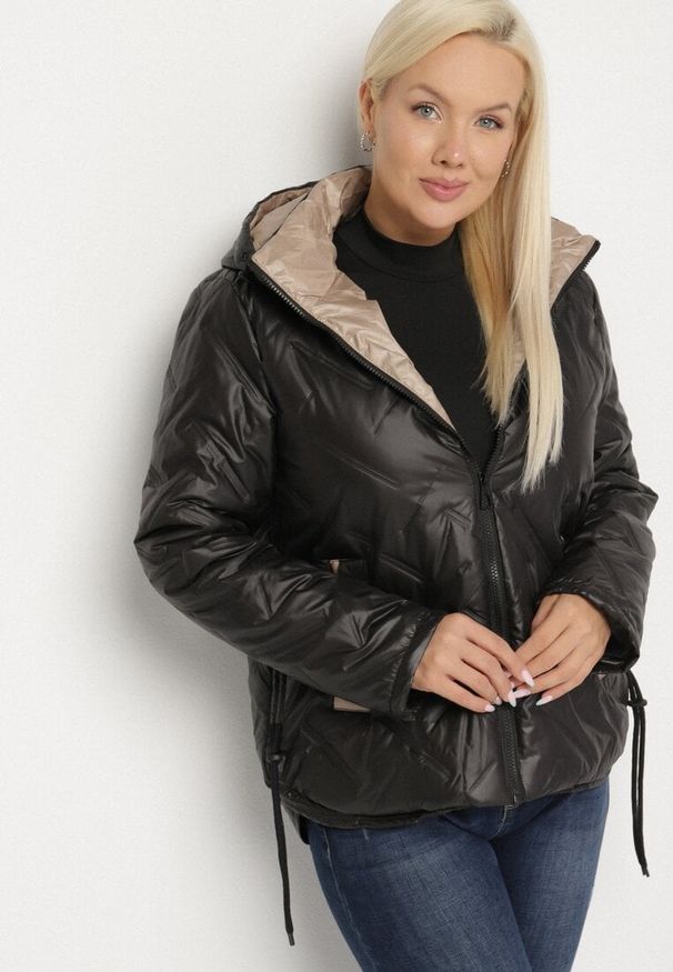 Born2be - Czarna Pikowana Kurtka z Odpinanym Kapturem Falenea. Okazja: na co dzień. Kolor: czarny. Materiał: jeans. Styl: casual