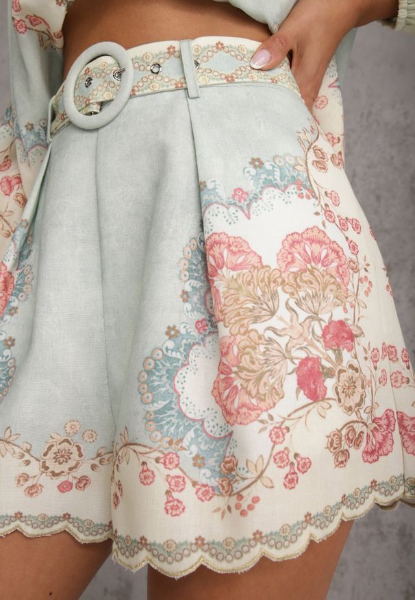 Renee - Zielone Luźne Szorty z Paskiem i Motywem Floral Orixis. Okazja: na co dzień. Kolor: zielony. Długość: krótkie. Wzór: nadruk. Styl: elegancki, casual