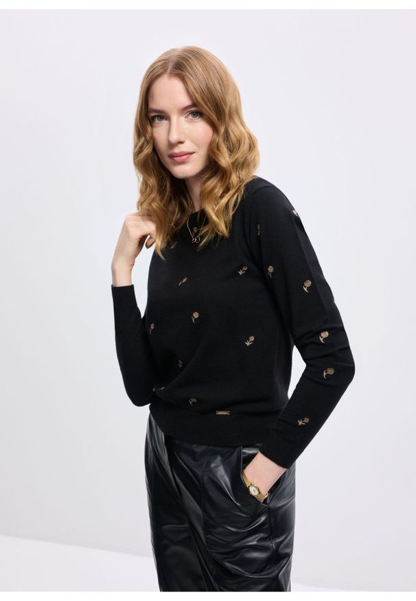 Ochnik - Czarny sweter damski w kwiatuszki. Kolor: czarny. Materiał: wiskoza. Wzór: kwiaty
