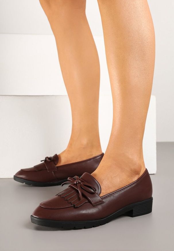 Renee - Bordowe Mokasyny z Kokardą i Frędzlami Dovossa. Okazja: na co dzień. Kolor: czerwony. Materiał: jeans. Wzór: aplikacja. Styl: elegancki, casual