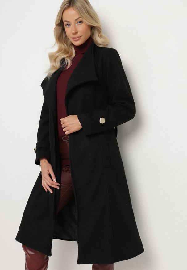 Born2be - Czarny Płaszcz o Szlafrokowym Kroju z Asymetrycznym Dekoltem Wiązany w Pasie Inaviah. Okazja: na co dzień. Kolor: czarny. Materiał: jeans. Styl: elegancki, casual