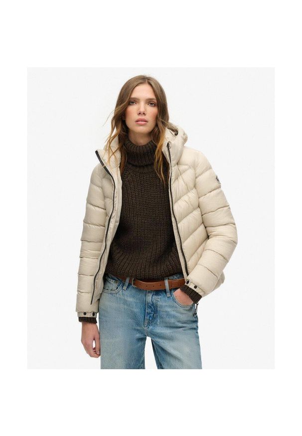 Damska kurtka z kapturem Superdry Everest. Typ kołnierza: kaptur. Kolor: beżowy. Długość rękawa: długi rękaw. Styl: elegancki