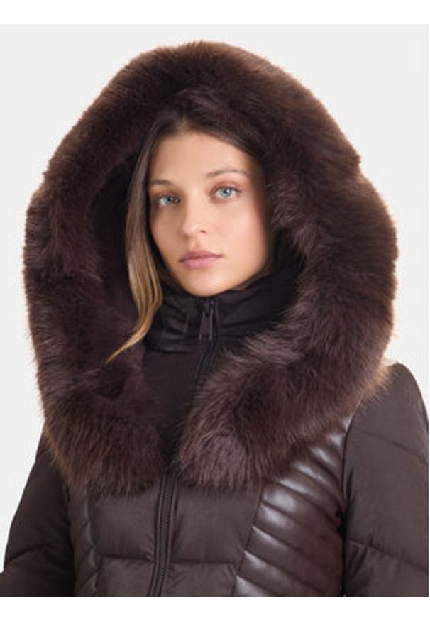 Guess Kurtka zimowa W4BL61 WGLZ0 Brązowy Slim Fit. Kolor: brązowy. Materiał: syntetyk. Sezon: zima