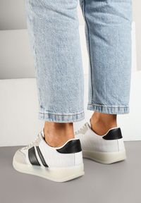 Born2be - Biało-Czarne Sneakersy Tenisówki z Geometrycznym Wzorem Eleamila. Okazja: na co dzień. Zapięcie: sznurówki. Kolor: biały. Materiał: jeans. Wzór: geometria #6