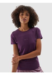 4f - T-shirt regular z dodatkiem materiałów z recyklingu damski - fioletowy. Kolor: fioletowy. Materiał: materiał. Wzór: napisy, gładki, nadruk