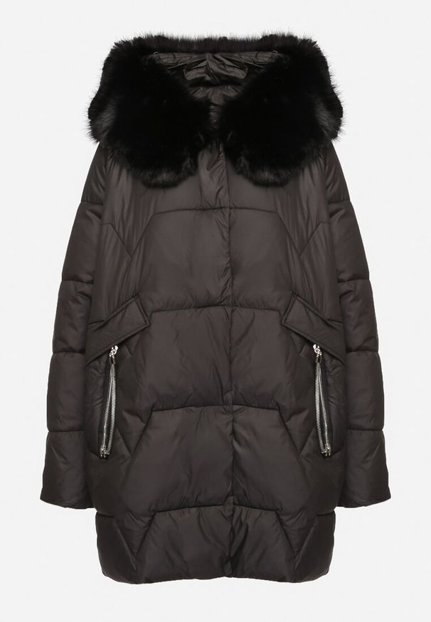 Born2be - Czarna Pikowana Kurtka o Pudełkowym Kroju z Odpinanym Futerkiem i Ozdobnym Suwakiem Hedilina. Okazja: na co dzień, na spacer. Typ kołnierza: kaptur. Kolor: czarny. Materiał: futro. Długość rękawa: długi rękaw. Długość: długie. Styl: casual, elegancki