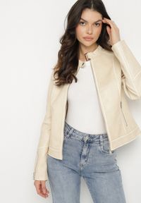 Born2be - Beżowa Kurtka Ramoneska Ozdobiona Suwakami i Paskiem Idivaria. Okazja: na co dzień. Kolor: beżowy. Materiał: jeans. Wzór: aplikacja. Styl: rockowy, casual, elegancki #4