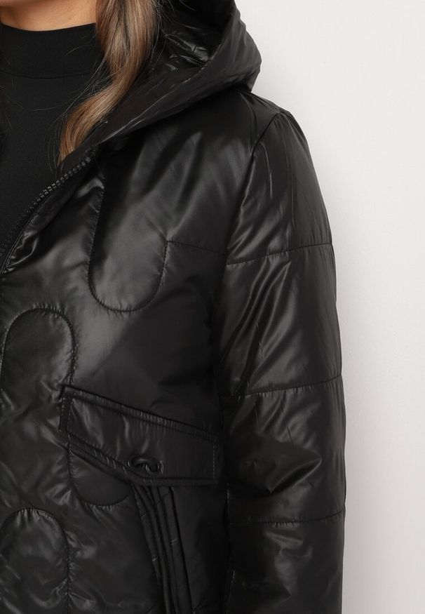 Born2be - Czarna Pikowana Kurtka z Kapturem i Wsuwanymi Kieszeniami Terivel. Typ kołnierza: kaptur. Kolor: czarny. Materiał: jeans. Styl: elegancki