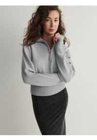 Reserved - Sweter z rozpinanym golfem - jasnoszary. Typ kołnierza: golf. Kolor: szary. Materiał: dzianina, wiskoza