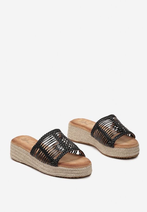 Renee - Czarne Klapki na Platformie z Plecionką i Ażurowym Paskiem Bilimoria. Okazja: na plażę. Kolor: czarny. Wzór: ażurowy. Sezon: lato. Obcas: na platformie. Styl: elegancki