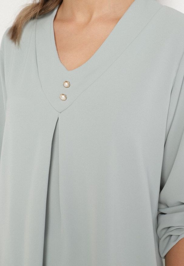 Born2be - Jasnozielona Bluzka o Trapezowym Kroju z Dekoltem w Serek i Podpinanymi Rękawami Aslimi. Typ kołnierza: dekolt w serek. Kolor: zielony. Materiał: jeans, materiał. Styl: elegancki, klasyczny