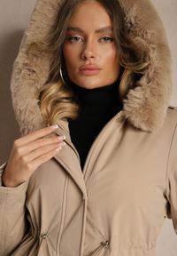 Renee - Beżowa Długa Kurtka o Fasonie Parki z Futerkiem Edelais. Okazja: na co dzień. Kolor: beżowy. Materiał: futro. Długość: długie. Styl: elegancki, casual #4