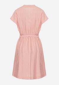 Born2be - Różowa Sukienka z Wiskozy o Rozkloszowanym Kroju z Paskiem Sepina. Okazja: na co dzień. Typ kołnierza: dekolt w serek. Kolor: różowy. Materiał: wiskoza. Długość rękawa: krótki rękaw. Wzór: aplikacja. Sezon: lato. Styl: klasyczny, casual, elegancki #7