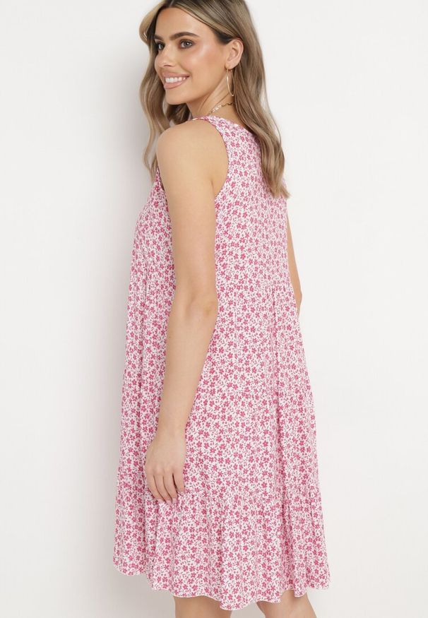 Born2be - Różowa Bawełniana Sukienka w Kwiaty z Falbanką Rissafa. Okazja: na co dzień. Kolor: różowy. Materiał: bawełna. Wzór: kwiaty. Typ sukienki: proste. Styl: casual