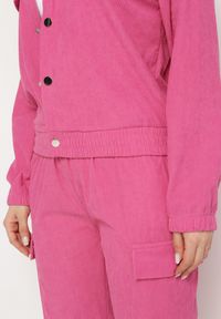 Born2be - Fuksjowy Komplet Dresowy Utility z Bluzą z Kołnierzykiem i Joggerami z Szerokimi Klapami Imixa. Kolor: różowy. Materiał: dresówka. Wzór: aplikacja #7