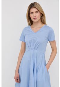 Weekend Max Mara sukienka bawełniana midi rozkloszowana. Kolor: niebieski. Materiał: bawełna. Długość rękawa: krótki rękaw. Typ sukienki: asymetryczne, rozkloszowane. Długość: midi #3