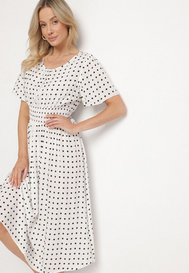 Born2be - Biała Sukienka z Bawełny Rozkloszowana w Kropki Toliennea. Okazja: na co dzień. Kolor: biały. Materiał: bawełna. Wzór: kropki. Styl: casual