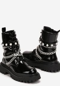 Renee - Czarne Lakierowane Botki z Łańcuchami i Perłami Wokół Cholewki Firaet. Nosek buta: okrągły. Zapięcie: zamek. Kolor: czarny. Materiał: lakier. Szerokość cholewki: normalna. Sezon: jesień, zima. Obcas: na obcasie. Wysokość obcasa: niski #4