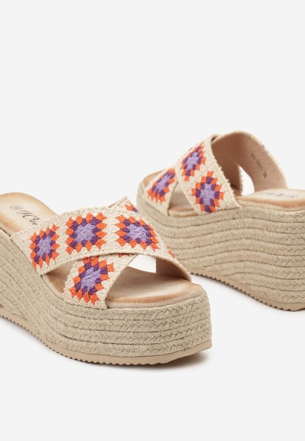 Renee - Beżowo-Fioletowe Klapki w Stylu Boho na Koturnie z Platformą Ozdobioną Plecionką Picela. Nosek buta: otwarty. Kolor: beżowy. Materiał: materiał. Wzór: aplikacja. Sezon: lato. Obcas: na koturnie. Styl: boho. Wysokość obcasa: średni