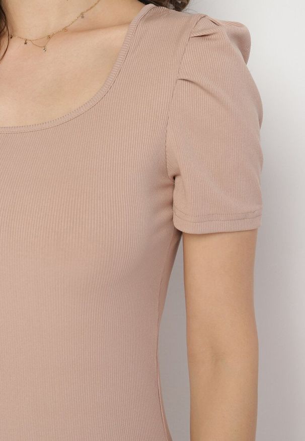 Born2be - Beżowa Sukienka o Dopasowanym Kroju z Bufiastymi Rękawami Aravitia. Okazja: na co dzień. Kolor: beżowy. Typ sukienki: dopasowane, proste. Styl: casual