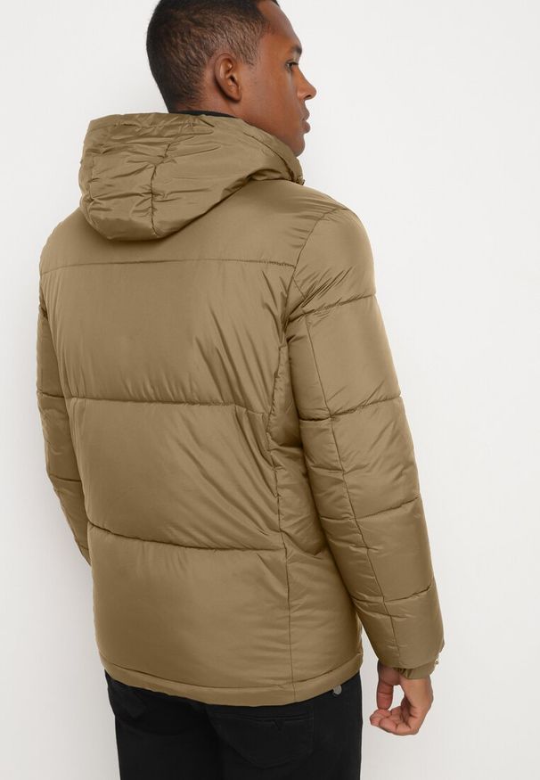 Born2be - Ciemnobeżowa Pikowana Kurtka z Odpinanym Kapturem Asintivra. Okazja: na co dzień. Kolor: beżowy. Materiał: jeans. Styl: klasyczny, elegancki, casual