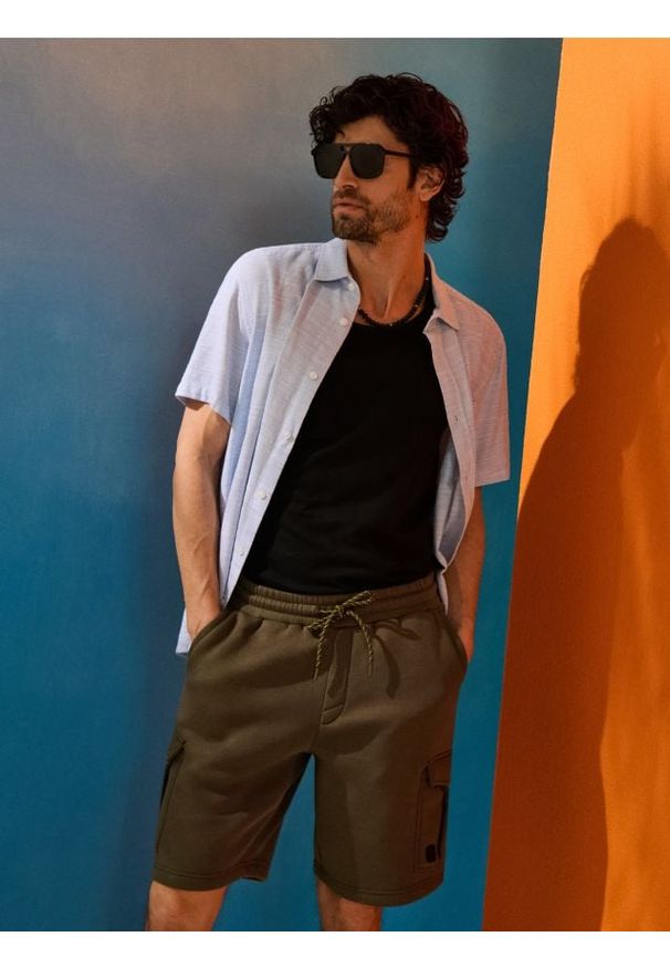 Sinsay - Bawełniane szorty cargo - khaki. Kolor: brązowy. Materiał: bawełna