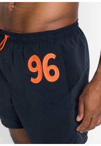 bonprix - Męskie szorty kąpielowe. Kolor: niebieski. Materiał: materiał. Wzór: aplikacja #2