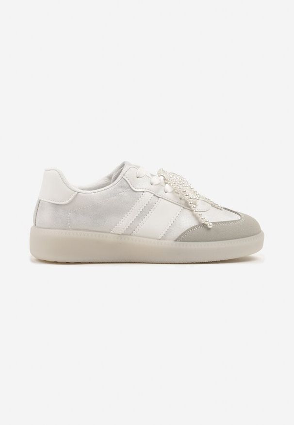 Renee - Srebrno-Szare Sneakersy Typu Kultowe Tenisówki ze Zdobieniem z Perłami Nalavia. Okazja: na co dzień. Kolor: srebrny. Materiał: jeans. Wzór: aplikacja