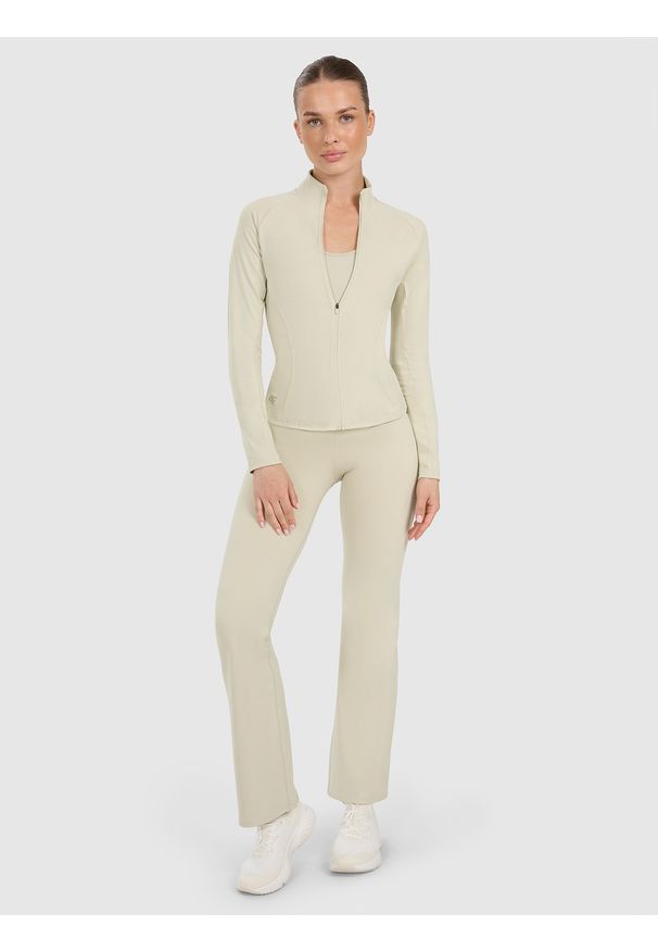 4f - 4F Bluza treningowa slim szybkoschnąca damska - beżowa L. Okazja: na co dzień. Typ kołnierza: bez kaptura, kołnierzyk stójkowy. Kolor: beżowy. Materiał: włókno, syntetyk, materiał. Długość rękawa: raglanowy rękaw. Wzór: gładki. Styl: klasyczny, casual, sportowy