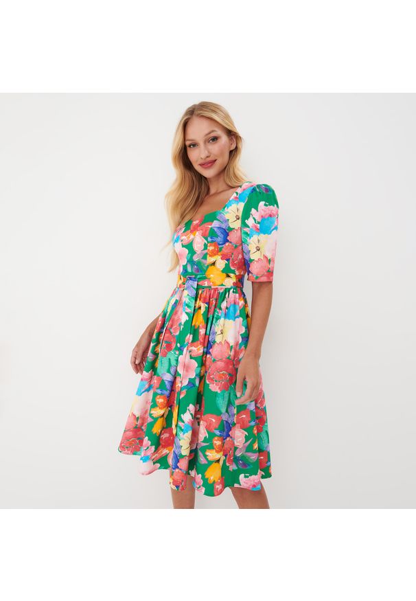 Mohito - Sukienka midi w kwiaty - Zielony. Kolor: zielony. Wzór: kwiaty. Długość: midi