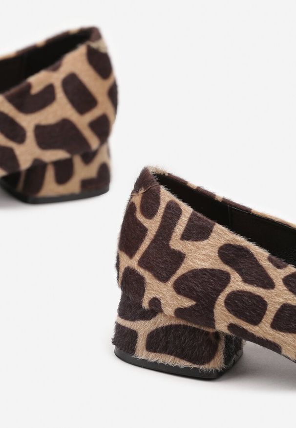 Renee - Brązowe Panterkowe Czółenka na Słupku Vices ze Skórzaną Wkładką Alinire. Kolor: brązowy. Materiał: skóra. Obcas: na słupku. Styl: elegancki